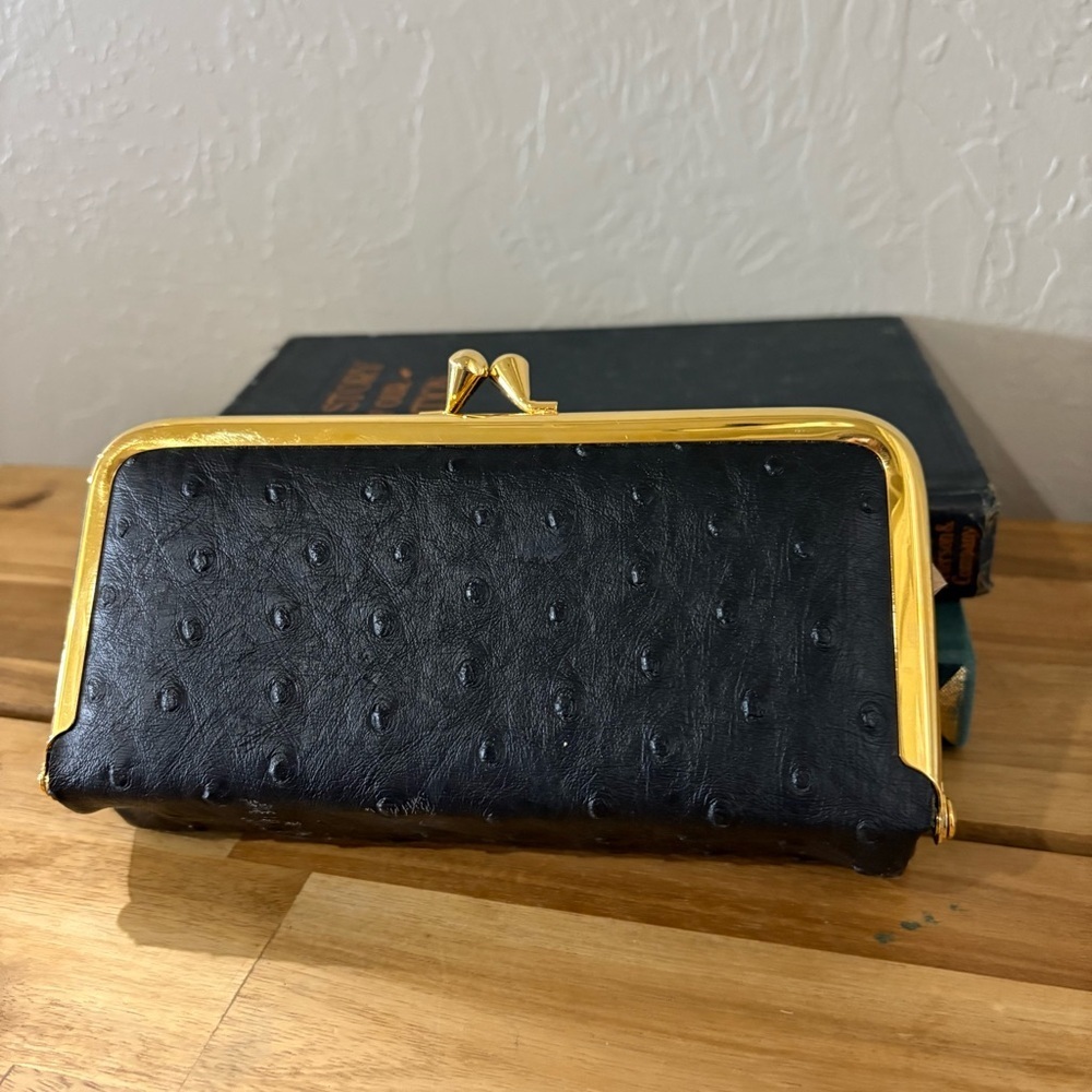 ❤️ Vintage Comeco Black Faux Ostrich Kiss-Lock Wallet with Gold Frame - Picture 2 of 9